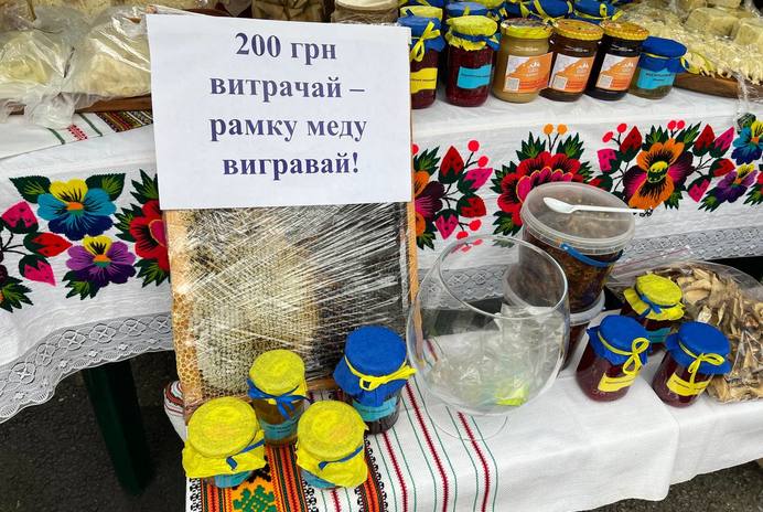 На благодійному ярмарку до Дня компанії зібрали більше 100 тисяч грн