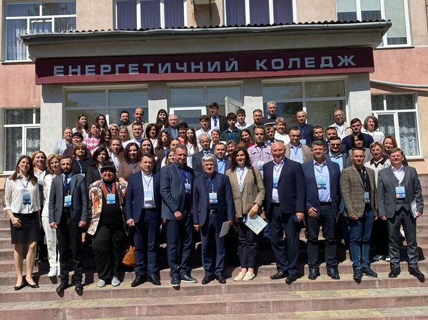 АТ «Прикарпаттяобленерго» вітає Бурштинський енергетичний коледж з ювілеєм та дякує за співпрацю